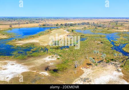 Vue panoramique aérienne sur le paysage du delta d'Okavango à l'approche de la piste d'atterrissage de Nxabega, au nord du Botswana, en Afrique australe Banque D'Images