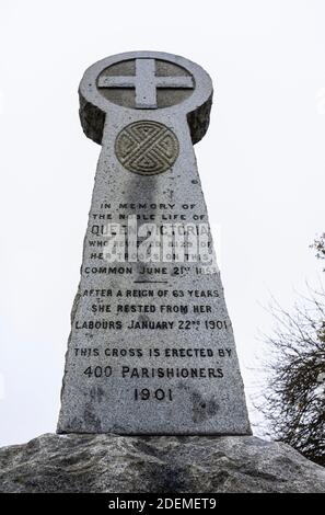 Le Victoria Monument commémorant la Reine Victoria inspecte ses troupes sur Chobham Common au Grand Camp en 1853, Chobham, Surrey Heath, Surrey Banque D'Images