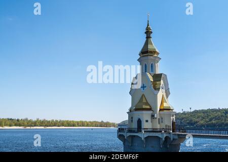 Saint Nicolas Wondermaker sur l'église de l'eau au Dnieper contre le ciel bleu à Kiev, Ukrain. Banque D'Images