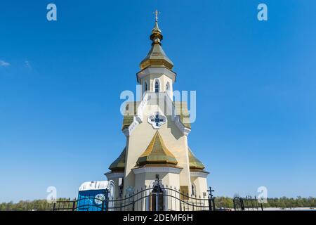 Saint Nicolas Wondermaker sur l'église de l'eau au Dnieper contre le ciel bleu à Kiev, Ukrain. Banque D'Images