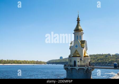 Saint Nicolas Wondermaker sur l'église de l'eau au Dnieper contre le ciel bleu à Kiev, Ukrain. Banque D'Images