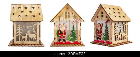 Photo isolée d'une maison de jouets décorative en bois de noël sur fond blanc. Banque D'Images