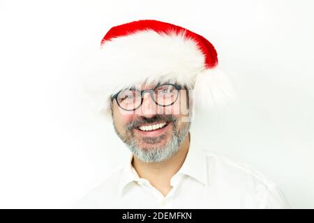 Souriant beau barbu homme portant un chapeau de Noël et des lunettes Banque D'Images
