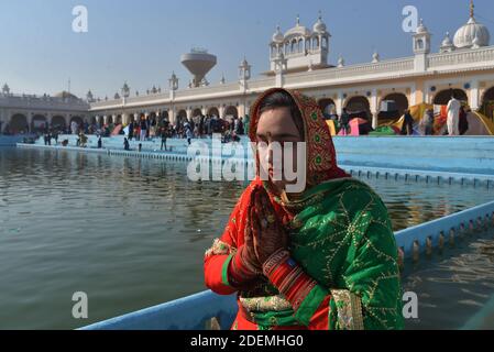 Des milliers de pèlerins sikhs assistent à un festival religieux pour célébrer le 551e anniversaire de naissance de Baba Guru Nanak Dev Jee à Nankana Sahib, Punjab, Pakistan. Banque D'Images