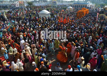 Des milliers de pèlerins sikhs assistent à un festival religieux pour célébrer le 551e anniversaire de naissance de Baba Guru Nanak Dev Jee à Nankana Sahib, Punjab, Pakistan. Banque D'Images