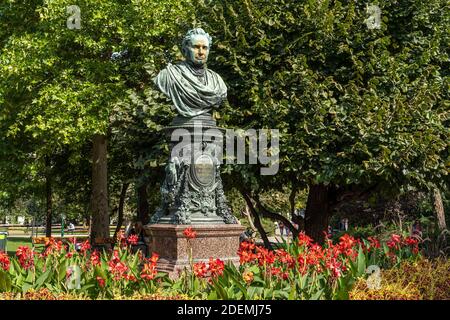 DAS Dr. Andreas Zelinka Denkmal im Stadtpark à Wien, Österreich, Europa | la statue Dr. Andreas Zelinka dans le parc de Stadtpark, Vienne, Aus Banque D'Images