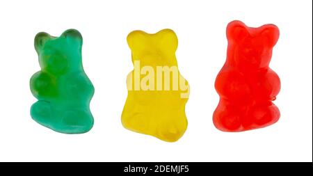 Vue latérale de trois bonbons à l'ours gummi colorés isolés sur un fond blanc. Banque D'Images