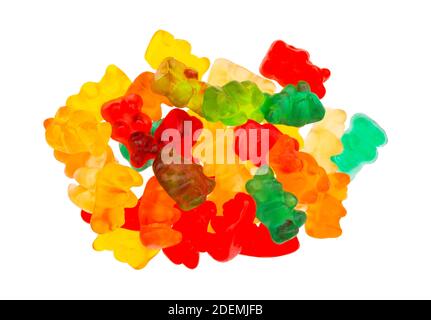 Vue de dessus d'une pile de bonbons à sucre d'ours gummi colorés isolés sur un fond blanc. Banque D'Images