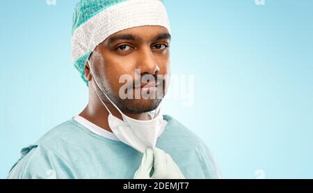 Visage de médecin ou chirurgien avec masque de protection Banque D'Images