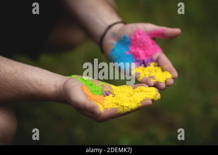 Mains aux couleurs holi. Banque D'Images