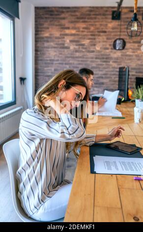 Femme d'affaires avec douleur cervicale massant son cou Banque D'Images