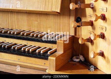 Partie d'une console d'orgue avec deux claviers ou manuels et boutons d'arrêt en bois pour l'enregistrement, la mise au point sélectionnée, la profondeur de champ étroite Banque D'Images