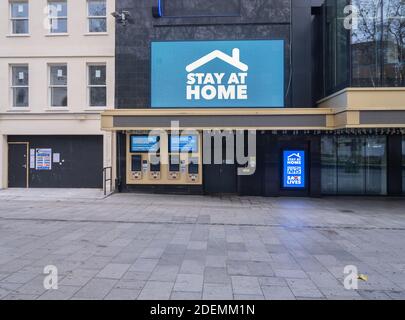 GRANDE-BRETAGNE / Angleterre / Londres / s'allume en bleu Avec des appels pour rester à la maison panneau à Leicester Square Pandémie Covid-19 Banque D'Images