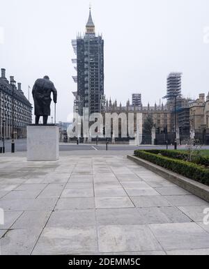 GRANDE-BRETAGNE / Angleterre / Londres / place du Parlement churchill statue et Big Ben . Banque D'Images