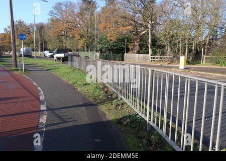 Kesgave, Suffolk, Royaume-Uni - 1er décembre 2020 : clôture protégeant le sentier et la piste cyclable de la circulation sortant du rond-point. Banque D'Images