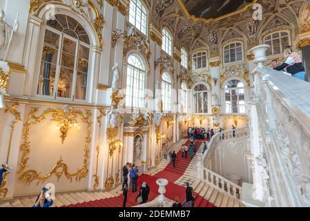 Saint-Pétersbourg, Russie. Intérieur du musée d'état russe de l'Hermitage. La chambre, les murs et le plafond sont superbes et décorés avec des ornements baroques Banque D'Images