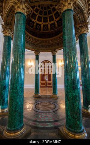 Saint-Pétersbourg, Russie. Intérieur du musée d'état russe de l'Hermitage. La chambre, les murs et le plafond sont superbes et décorés avec des ornements baroques Banque D'Images