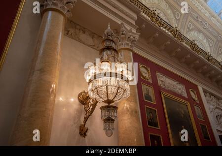 Saint-Pétersbourg, Russie. Intérieur du musée d'état russe de l'Hermitage. La chambre, les murs et le plafond sont superbes et décorés avec des ornements baroques Banque D'Images