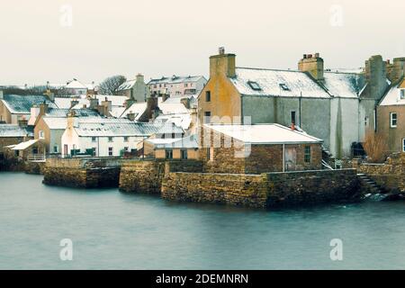 Vue sur le front de mer de la ville écossaise en hiver hiver Banque D'Images