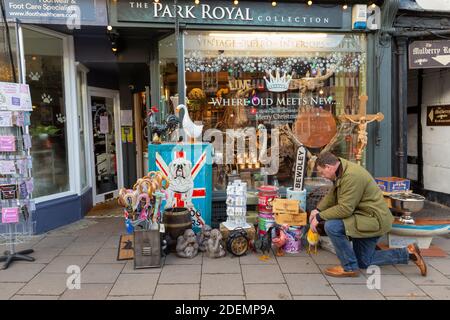 Bewdley, Worcs, Royaume-Uni. 1er décembre 2020. Matt Jackson, un commerçant de la ville marchande de Bewdley, dans le Worcestershire, passe la journée à préparer sa boutique, la collection Park Royal, prête pour la réouverture demain (mercredi), car les restrictions sont assouplies. La ville passe au niveau 2, ce qui permet aux magasins qui vendent des produits non essentiels de reprendre le commerce. La boutique de M. Jackson vend des cadeaux et des articles faits à la main, et il est impatient de passer à Noël. Crédit : Peter Lophan/Alay Live News Banque D'Images