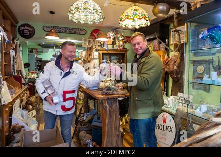 Bewdley, Worcs, Royaume-Uni. 1er décembre 2020. Matt Jackson, un commerçant de la ville marchande de Bewdley, dans le Worcestershire, prépare sa boutique, la collection Park Royal, prête pour la réouverture demain (mercredi), avec le fournisseur Graham Cooper. La ville passe au niveau 2, ce qui permet aux magasins qui vendent des produits non essentiels de reprendre le commerce. La boutique de M. Jackson vend des cadeaux et des articles faits à la main, et il est impatient de passer à Noël. Crédit : Peter Lophan/Alay Live News Banque D'Images