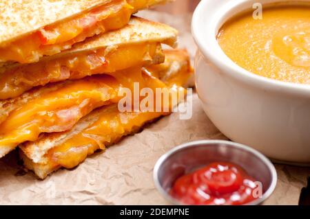 Fromage grillé et tomates heirloom tomato sandwich et soupe de pois chiches Banque D'Images