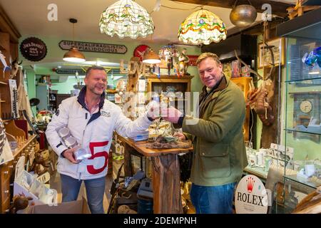 Bewdley, Worcs, Royaume-Uni. 1er décembre 2020. Matt Jackson, un commerçant de la ville marchande de Bewdley, dans le Worcestershire, prépare sa boutique, la collection Park Royal, prête pour la réouverture demain (mercredi), avec le fournisseur Graham Cooper. La ville passe au niveau 2, ce qui permet aux magasins qui vendent des produits non essentiels de reprendre le commerce. La boutique de M. Jackson vend des cadeaux et des articles faits à la main, et il est impatient de passer à Noël. Crédit : Peter Lophan/Alay Live News Banque D'Images