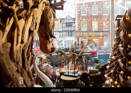 Bewdley, Worcs, Royaume-Uni. 1er décembre 2020. Matt Jackson, un commerçant de la ville marchande de Bewdley, dans le Worcestershire, passe la journée à préparer sa boutique, la collection Park Royal, prête pour la réouverture demain (mercredi), car les restrictions sont assouplies. La ville passe au niveau 2, ce qui permet aux magasins qui vendent des produits non essentiels de reprendre le commerce. La boutique de M. Jackson vend des cadeaux et des articles faits à la main, et il est impatient de passer à Noël. Crédit : Peter Lophan/Alay Live News Banque D'Images