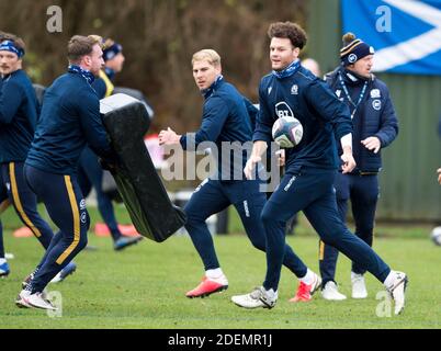 Série de la coupe de l'automne des Nations : ScotlandÕs Duncan Taylor décharge le ballon lors de la session d'entraînement de l'équipe d'Écosse, Oriam Sports Center, Heriot-Watt University, Édimbourg, Écosse, Royaume-Uni. 1er décembre 2020. Crédit : Ian Rutherford/Alay Live News. Banque D'Images