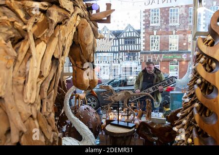 Bewdley, Worcs, Royaume-Uni. 1er décembre 2020. Matt Jackson, un commerçant de la ville marchande de Bewdley, dans le Worcestershire, passe la journée à préparer sa boutique, la collection Park Royal, prête pour la réouverture demain (mercredi), car les restrictions sont assouplies. La ville passe au niveau 2, ce qui permet aux magasins qui vendent des produits non essentiels de reprendre le commerce. La boutique de M. Jackson vend des cadeaux et des articles faits à la main, et il est impatient de passer à Noël. Crédit : Peter Lophan/Alay Live News Banque D'Images