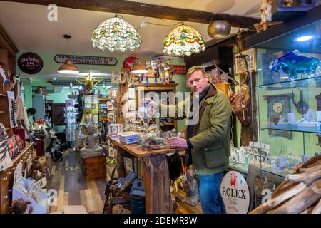 Bewdley, Worcs, Royaume-Uni. 1er décembre 2020. Matt Jackson, un commerçant de la ville marchande de Bewdley, dans le Worcestershire, passe la journée à préparer sa boutique, la collection Park Royal, prête pour la réouverture demain (mercredi), car les restrictions sont assouplies. La ville passe au niveau 2, ce qui permet aux magasins qui vendent des produits non essentiels de reprendre le commerce. La boutique de M. Jackson vend des cadeaux et des articles faits à la main, et il est impatient de passer à Noël. Crédit : Peter Lophan/Alay Live News Banque D'Images