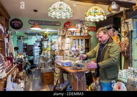 Bewdley, Worcs, Royaume-Uni. 1er décembre 2020. Matt Jackson, un commerçant de la ville marchande de Bewdley, dans le Worcestershire, passe la journée à préparer sa boutique, la collection Park Royal, prête pour la réouverture demain (mercredi), car les restrictions sont assouplies. La ville passe au niveau 2, ce qui permet aux magasins qui vendent des produits non essentiels de reprendre le commerce. La boutique de M. Jackson vend des cadeaux et des articles faits à la main, et il est impatient de passer à Noël. Crédit : Peter Lophan/Alay Live News Banque D'Images