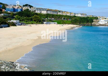 jour d'été ensoleillé à la plage de porthminster à st ives cornwall angleterre