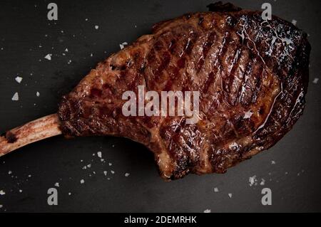 Steak poêlé, magnifiquement tomahawk medium rare à rare Banque D'Images