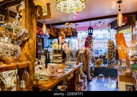 Bewdley, Worcs, Royaume-Uni. 1er décembre 2020. Matt Jackson, un commerçant de la ville marchande de Bewdley, dans le Worcestershire, passe la journée à préparer sa boutique, la collection Park Royal, prête pour la réouverture demain (mercredi), car les restrictions sont assouplies. La ville passe au niveau 2, ce qui permet aux magasins qui vendent des produits non essentiels de reprendre le commerce. La boutique de M. Jackson vend des cadeaux et des articles faits à la main, et il est impatient de passer à Noël. Crédit : Peter Lophan/Alay Live News Banque D'Images