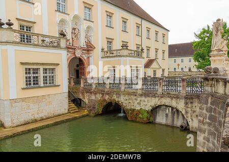 Pont sur le fossé entre l'intérieur et l'extérieur Cour dans l'abbaye de Kremsmunster Banque D'Images