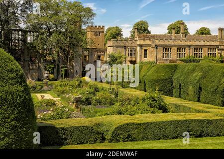 Magnifiques jardins au château médiéval de Sudeley en Angleterre Banque D'Images