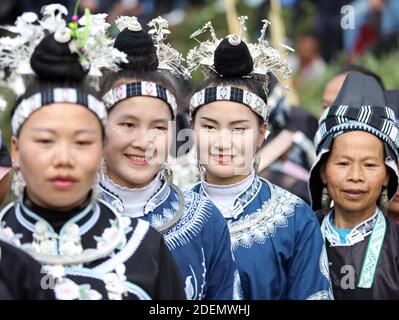 Beijing, province chinoise du Guizhou. 21 novembre 2020. Les femmes locales participent à un événement célébrant le festival traditionnel Chixin pour célébrer la récolte au village de Wuwan, dans le comté de Danzhai, à Qiandongnan Miao et dans la préfecture autonome de Dong, dans la province de Guizhou, dans le sud-ouest de la Chine, le 21 novembre 2020. Crédit: Lu Dehua/Xinhua/Alamy Live News Banque D'Images