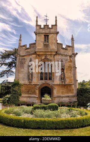 L'église médiévale du château de Sudeley, en Angleterre, à côté du château de Sudeley, se dresse la petite église perpendiculaire de Sainte Marie. Vers 1070 le non Banque D'Images