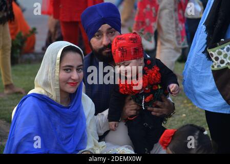 Nankana Sahib, Pakistan. 30 novembre 2020. Des milliers de pèlerins sikhs se rassemblent pour assister à un festival religieux pour célébrer le 551e anniversaire de naissance de leur chef spirituel Baba Guru Nanak Dev, à Nankana Sahib, à environ 80 km de la ville orientale de Lahore. Des milliers de pèlerins de divers pays, notamment l'Inde, sont arrivés au Pakistan pour participer à un festival de trois jours pour célébrer le 551e anniversaire de naissance du fondateur du Sikhisme Sri Guru Nanak Dev, à Nankana Sahib. (Photo de Rana Sajid Hussain/Pacific Press) Credit: Pacific Press Media production Corp./Alay Live News Banque D'Images