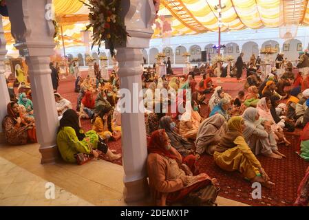 Nankana Sahib, Pakistan. 30 novembre 2020. Des milliers de pèlerins sikhs se rassemblent pour assister à un festival religieux pour célébrer le 551e anniversaire de naissance de leur chef spirituel Baba Guru Nanak Dev, à Nankana Sahib, à environ 80 km de la ville orientale de Lahore. Des milliers de pèlerins de divers pays, notamment l'Inde, sont arrivés au Pakistan pour participer à un festival de trois jours pour célébrer le 551e anniversaire de naissance du fondateur du Sikhisme Sri Guru Nanak Dev, à Nankana Sahib. (Photo de Rana Sajid Hussain/Pacific Press) Credit: Pacific Press Media production Corp./Alay Live News Banque D'Images