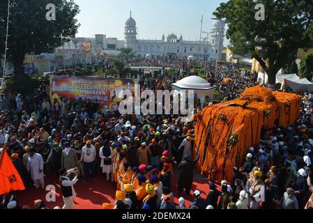 Nankana Sahib, Pakistan. 30 novembre 2020. Des milliers de pèlerins sikhs se rassemblent pour assister à un festival religieux pour célébrer le 551e anniversaire de naissance de leur chef spirituel Baba Guru Nanak Dev, à Nankana Sahib, à environ 80 km de la ville orientale de Lahore. Des milliers de pèlerins de divers pays, notamment l'Inde, sont arrivés au Pakistan pour participer à un festival de trois jours pour célébrer le 551e anniversaire de naissance du fondateur du Sikhisme Sri Guru Nanak Dev, à Nankana Sahib. (Photo de Rana Sajid Hussain/Pacific Press) Credit: Pacific Press Media production Corp./Alay Live News Banque D'Images