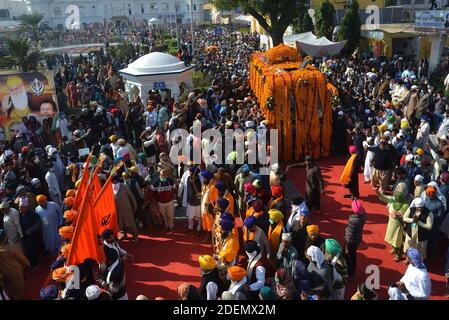 Nankana Sahib, Pakistan. 30 novembre 2020. Des milliers de pèlerins sikhs se rassemblent pour assister à un festival religieux pour célébrer le 551e anniversaire de naissance de leur chef spirituel Baba Guru Nanak Dev, à Nankana Sahib, à environ 80 km de la ville orientale de Lahore. Des milliers de pèlerins de divers pays, notamment l'Inde, sont arrivés au Pakistan pour participer à un festival de trois jours pour célébrer le 551e anniversaire de naissance du fondateur du Sikhisme Sri Guru Nanak Dev, à Nankana Sahib. (Photo de Rana Sajid Hussain/Pacific Press) Credit: Pacific Press Media production Corp./Alay Live News Banque D'Images