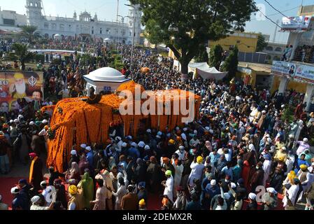 Nankana Sahib, Pakistan. 30 novembre 2020. Des milliers de pèlerins sikhs se rassemblent pour assister à un festival religieux pour célébrer le 551e anniversaire de naissance de leur chef spirituel Baba Guru Nanak Dev, à Nankana Sahib, à environ 80 km de la ville orientale de Lahore. Des milliers de pèlerins de divers pays, notamment l'Inde, sont arrivés au Pakistan pour participer à un festival de trois jours pour célébrer le 551e anniversaire de naissance du fondateur du Sikhisme Sri Guru Nanak Dev, à Nankana Sahib. (Photo de Rana Sajid Hussain/Pacific Press) Credit: Pacific Press Media production Corp./Alay Live News Banque D'Images