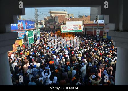 Nankana Sahib, Pakistan. 30 novembre 2020. Des milliers de pèlerins sikhs se rassemblent pour assister à un festival religieux pour célébrer le 551e anniversaire de naissance de leur chef spirituel Baba Guru Nanak Dev, à Nankana Sahib, à environ 80 km de la ville orientale de Lahore. Des milliers de pèlerins de divers pays, notamment l'Inde, sont arrivés au Pakistan pour participer à un festival de trois jours pour célébrer le 551e anniversaire de naissance du fondateur du Sikhisme Sri Guru Nanak Dev, à Nankana Sahib. (Photo de Rana Sajid Hussain/Pacific Press) Credit: Pacific Press Media production Corp./Alay Live News Banque D'Images