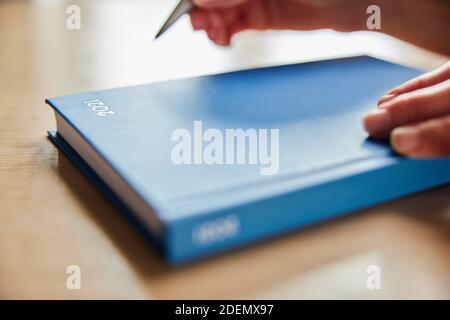 Gros plan de l'ouverture de la femme du nouvel an 2021 Journal le Table à la maison Banque D'Images