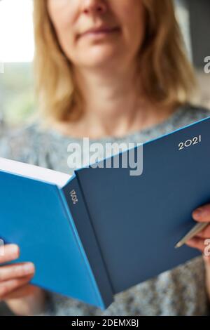 Gros plan de l'ouverture de la femme du nouvel an 2021 Journal le Table à la maison Banque D'Images