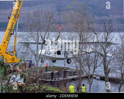 Temple Pier, Loch Ness, Highland, Écosse, 1er décembre 2020. Catalina, « Miss Pick Up », étant rabaissée dans l'eau par grue en préparation pour son vol de retour vers Duxford via Inverness. L'hydravion a rencontré des problèmes de moteur le samedi 17 octobre et est resté à Temple Pier près de Drumnadrochit jusqu'à ce qu'un moteur de tribord de remplacement puisse être installé et testé. PBY-5A hydravion Catalina consolidé "Miss Pick Up" 433915/G-PBYA. Banque D'Images