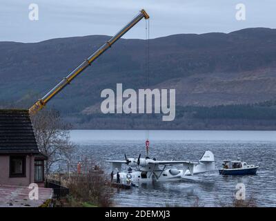 Temple Pier, Loch Ness, Highland, Écosse, 1er décembre 2020. Catalina, « Miss Pick Up », ayant été rabaissée dans l'eau par une grue pour préparer son vol de retour vers Duxford via Inverness. L'hydravion a rencontré des problèmes de moteur le samedi 17 octobre et est resté à Temple Pier près de Drumnadrochit jusqu'à ce qu'un moteur de tribord de remplacement puisse être installé et testé. PBY-5A hydravion Catalina consolidé "Miss Pick Up" 433915/G-PBYA. Banque D'Images