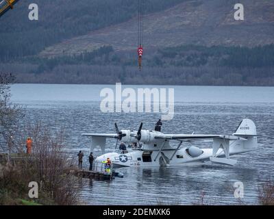 Temple Pier, Loch Ness, Highland, Écosse, 1er décembre 2020. Catalina, « Miss Pick Up », ayant été rabaissée dans l'eau par une grue pour préparer son vol de retour vers Duxford via Inverness. L'hydravion a rencontré des problèmes de moteur le samedi 17 octobre et est resté à Temple Pier près de Drumnadrochit jusqu'à ce qu'un moteur de tribord de remplacement puisse être installé et testé. PBY-5A hydravion Catalina consolidé "Miss Pick Up" 433915/G-PBYA. Banque D'Images